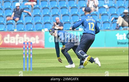 Hove UK 28 Juli 2024 - Rob Yates aus Warwickshire nimmt einen großen Fang um Danial Ibrahim aus Sussex Sharks während des Metro Bank One Day Cup Cricket Matches zwischen Sussex Sharks und Warwickshire am 1 Central County Ground in Hove zu entlassen : Credit Simon Dack /TPI/ Alamy Live News Stockfoto