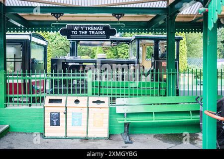 Ein einmaliges historisches Eisenbahnabenteuer zum Gipfel von Snowdon, Yr Wyddfa, dem majestätischen Berg mit atemberaubender Aussicht. Stockfoto