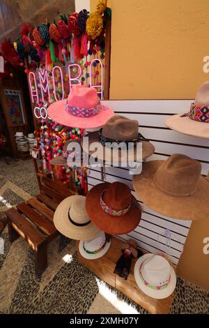 Ein Stapel Sombreros auf einem Markt in Mexiko. Mexikanische Hüte zum Verkauf Stockfoto