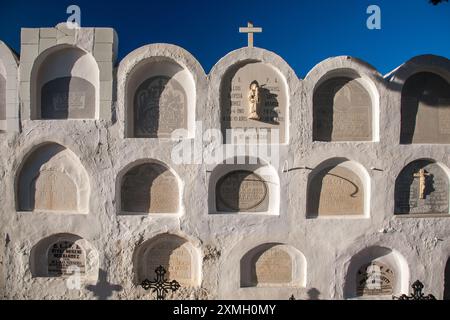 Ein ruhiger Blick auf den katholischen Friedhof in Aznalcazar, Sevilla, Andalusien, Spanien, mit alten Grabsteinen und Gedenkstätten. Stockfoto