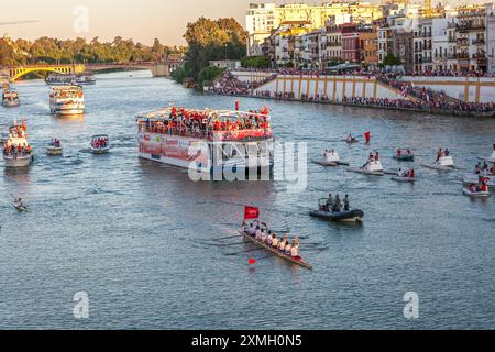 Die Spieler des Sevilla FC feiern ihren UEFA-Cup-Sieg 2007 auf einer Bootsfahrt auf dem malerischen Fluss Guadalquivir in Sevilla, Andalusien, Spanien. Stockfoto