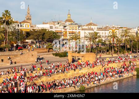 Die Fans des FC Sevilla feiern den UEFA-Cup-Sieg 2007 am Fluss Guadalquivir in Sevilla, Andalusien, Spanien. Stockfoto