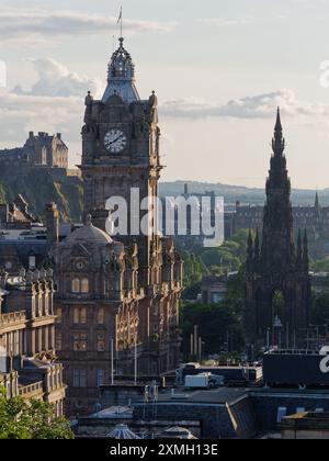 Balmoral Hotel Clock Tower und Scott Monument mit einem Teil der Burg dahinter in Edinburgh, Hauptstadt Schottlands, 27. Juli 2024 Stockfoto