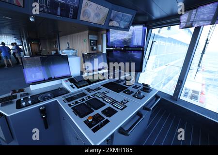 Steuerhaus in modernem Schiff Stockfoto