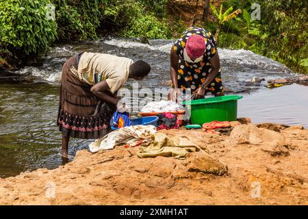 SIPI, UGANDA - 28. FEBRUAR 2020: Frauen aus der Region waschen im Fluss Sipi, Uganda Stockfoto