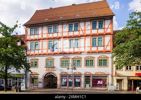 Osterode Osterode am Harz ist eine Mittelstadt und selbständige Gemeinde im Südosten des Landes Niedersachsen im Landkreis Göttingen am südwestlichen Rand des Oberharzes. Kornmarkt, Osterode Niedersachsen Deutschland *** Osterode Osterode am Harz ist eine mittelständische Stadt und selbständige Gemeinde im Südosten des Landes Niedersachsen im Landkreis Göttingen am südwestlichen Rand des Oberharz Kornmarkt, Osterode Niedersachsen Deutschland Osterode 00103 Stockfoto