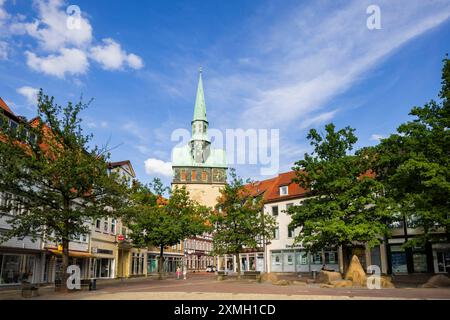 Osterode Osterode am Harz ist eine Mittelstadt und selbständige Gemeinde im Südosten des Landes Niedersachsen im Landkreis Göttingen am südwestlichen Rand des Oberharzes. Kornmarkt, Kirche St. Aegidien. Osterode Niedersachsen Deutschland *** Osterode Osterode am Harz ist eine mittelständische Stadt und selbständige Gemeinde im Südosten des Landes Niedersachsen im Landkreis Göttingen am südwestlichen Rand des Oberharzes Kornmarkt, Kirche St. Aegidien Osterode Niedersachsen Deutschland Osterode 00102 Stockfoto