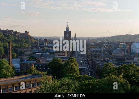 Balmoral Hotel Clock Tower und Princes Street vom Calton Hill in Edinburgh, Hauptstadt Schottlands, 27. Juli 2024 Stockfoto