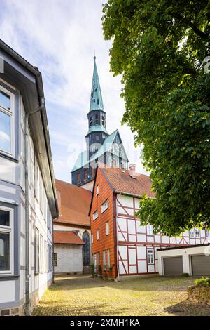 Osterode Osterode am Harz ist eine Mittelstadt und selbständige Gemeinde im Südosten des Landes Niedersachsen im Landkreis Göttingen am südwestlichen Rand des Oberharzes. Osterode Niedersachsen Deutschland *** Osterode Osterode am Harz ist eine mittelständische Stadt und selbständige Gemeinde im Südosten des Landes Niedersachsen im Landkreis Göttingen am südwestlichen Rand des Oberharzes Osterode Niedersachsen Deutschland Osterode 00112 Stockfoto