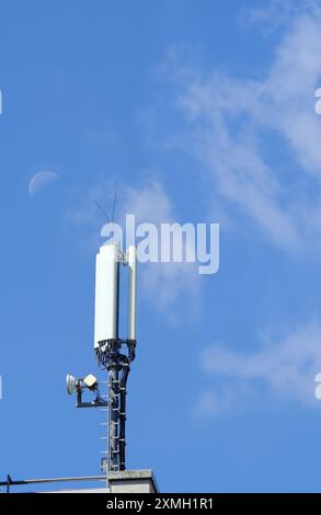 5 g Mobilfunk-Antennenempfänger auf dem Dach des Gebäudes, freier Kopierraum Stockfoto