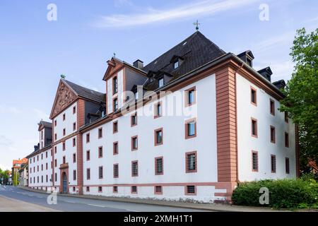 Osterode Osterode am Harz ist eine Mittelstadt und selbständige Gemeinde im Südosten des Landes Niedersachsen im Landkreis Göttingen am südwestlichen Rand des Oberharzes. Ehemaliges Kornmagazin und heutiges Rathaus Osterode Niedersachsen Deutschland *** Osterode Osterode am Harz ist eine mittelständische Stadt und selbständige Gemeinde im Südosten des Landes Niedersachsen im Landkreis Göttingen am südwestlichen Rand des Oberharzes ehemaliges Getreidelager und heutiges Rathaus Osterode Niedersachsen Deutschland Osterode 00117 Stockfoto