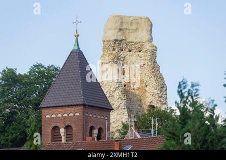 Osterode Osterode am Harz ist eine Mittelstadt und selbständige Gemeinde im Südosten des Landes Niedersachsen im Landkreis Göttingen am südwestlichen Rand des Oberharzes. Die Alte Burg ist die Ruine einer Spornburg in Osterode am Harz im niedersächsischen Landkreis Göttingen. Das denkmalgeschützte Wahrzeichen der Stadt besteht nur noch aus der Hälfte eines Bergfrieds. Kirche St. Johannes der Täufer. Osterode Niedersachsen Deutschland *** Osterode Osterode am Harz ist eine mittelständische Stadt und selbständige Gemeinde im Südosten des Landes Niedersachsen im Landkreis Göttingen an der Th Stockfoto