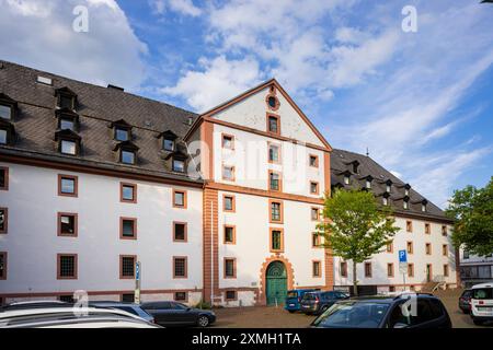 Osterode Osterode am Harz ist eine Mittelstadt und selbständige Gemeinde im Südosten des Landes Niedersachsen im Landkreis Göttingen am südwestlichen Rand des Oberharzes. Ehemaliges Kornmagazin und heutiges Rathaus Osterode Niedersachsen Deutschland *** Osterode Osterode am Harz ist eine mittelständische Stadt und selbständige Gemeinde im Südosten des Landes Niedersachsen im Landkreis Göttingen am südwestlichen Rand des Oberharzes ehemaliges Getreidelager und heutiges Rathaus Osterode Niedersachsen Deutschland Osterode 00115 Stockfoto