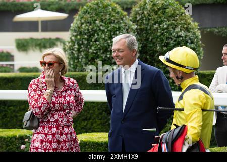 Ascot, Berkshire, Großbritannien. Juli 2024. Die Trainer Maureen Haggas und William Haggas sprechen nach seinem Sieg mit Tom Marquand. Pferd Elnajmm, geritten von Jockey Tom Marquand, gewinnt die Betfred Handicap Stakes beim QIPCO King George Day auf der Ascot Racecourse in Berkshire. Besitzer Scheich Ahmed Al Maktoum, Trainer William Haggis, Newmarket, Züchter Godolphin. Quelle: Maureen McLean/Alamy Live News Stockfoto