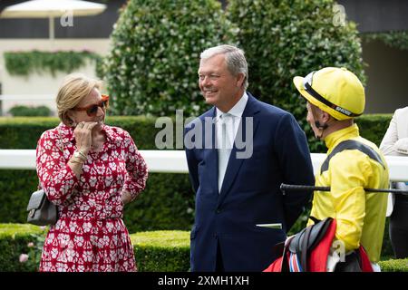 Ascot, Berkshire, Großbritannien. Juli 2024. Die Trainer Maureen Haggas und William Haggas sprechen nach seinem Sieg mit Tom Marquand. Pferd Elnajmm, geritten von Jockey Tom Marquand, gewinnt die Betfred Handicap Stakes beim QIPCO King George Day auf der Ascot Racecourse in Berkshire. Besitzer Scheich Ahmed Al Maktoum, Trainer William Haggis, Newmarket, Züchter Godolphin. Quelle: Maureen McLean/Alamy Live News Stockfoto