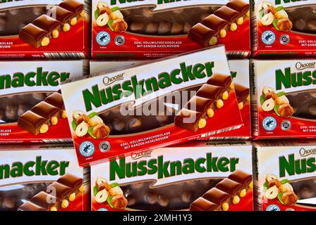 choceur-nussknacker-nuss-schokolade-mit-ganzen-haselnussen-im-sortiment-von-discounter-aldi-choceur-nussknacker-nussschokolade-mit-ganzen-haselnussen-im-aldi-discounter-sortiment-2xmh1y3.jpg