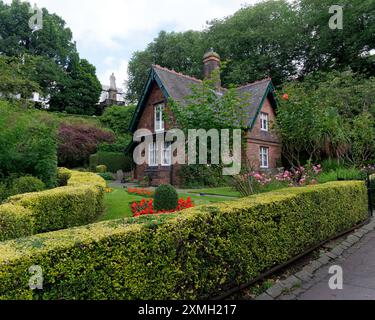 Malerisches Cottage mit Garten und Hecke in den Princes Street Gardens in Edinburgh, Hauptstadt Schottlands, 27. Juli 2024 Stockfoto