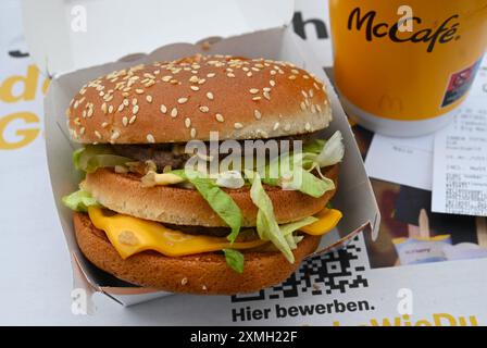 Der Big Mac, in Deutschland früher auch als Big Mäc bezeichnet, ist eine doppelstöckige Cheeseburger-Variante des Fast-Food-Konzerns McDonald. Die McDonalds Corporation ist ein US-amerikanischer Betreiber und Franchisegeber von weltweit vertretenen Schnellrestaurants und der umsatzstärkste fastfood-Konzern der Welt *** The Big Mac, früher bekannt als Big Mäc in Deutschland, die McDonalds Corporation ist ein amerikanischer Betreiber und Franchisegeber von Fast Food-Restaurants weltweit und die meistverkaufte Fast Food-Gruppe der Welt Stockfoto