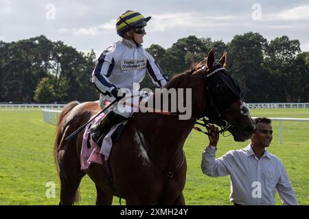 Ascot, Berkshire, Großbritannien. Juli 2024. Horse Albasheer, geritten von Jockey Hollie Doyle, gewinnt die Whispering Angel Handicap Stakes beim QIPCO King George Day auf der Ascot Racecourse in Berkshire. Eigentümer Taylors' Bloodstock Ltd, Trainer Archie Watson, Upper Lambourn, Breeder Shadwell Estate Company Ltd, Sponsor Taylor Group (Yorkshire) Ltd Quelle: Maureen McLean/Alamy Live News Stockfoto