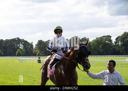 Ascot, Berkshire, Großbritannien. Juli 2024. Horse Albasheer, geritten von Jockey Hollie Doyle, gewinnt die Whispering Angel Handicap Stakes beim QIPCO King George Day auf der Ascot Racecourse in Berkshire. Eigentümer Taylors' Bloodstock Ltd, Trainer Archie Watson, Upper Lambourn, Breeder Shadwell Estate Company Ltd, Sponsor Taylor Group (Yorkshire) Ltd Quelle: Maureen McLean/Alamy Live News Stockfoto