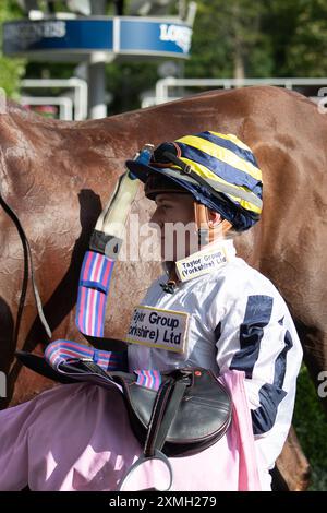 Ascot, Berkshire, Großbritannien. Juli 2024. Horse Albasheer, geritten von Jockey Hollie Doyle, gewinnt die Whispering Angel Handicap Stakes beim QIPCO King George Day auf der Ascot Racecourse in Berkshire. Eigentümer Taylors' Bloodstock Ltd, Trainer Archie Watson, Upper Lambourn, Breeder Shadwell Estate Company Ltd, Sponsor Taylor Group (Yorkshire) Ltd Quelle: Maureen McLean/Alamy Live News Stockfoto