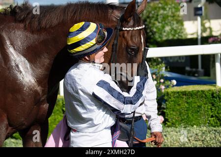 Ascot, Berkshire, Großbritannien. Juli 2024. Horse Albasheer, geritten von Jockey Hollie Doyle, gewinnt die Whispering Angel Handicap Stakes beim QIPCO King George Day auf der Ascot Racecourse in Berkshire. Eigentümer Taylors' Bloodstock Ltd, Trainer Archie Watson, Upper Lambourn, Breeder Shadwell Estate Company Ltd, Sponsor Taylor Group (Yorkshire) Ltd Quelle: Maureen McLean/Alamy Live News Stockfoto