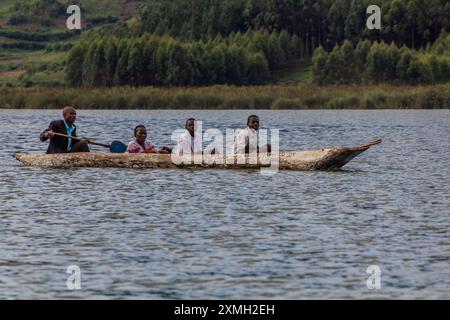 BUNYONYI, UGANDA - 19. MÄRZ 2020: Kanu auf dem Bunyonyi See, Uganda Stockfoto