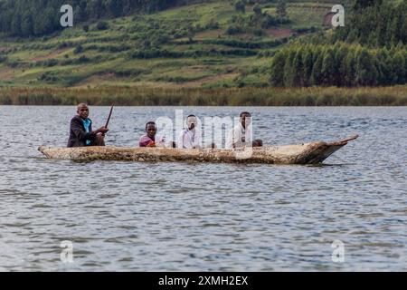 BUNYONYI, UGANDA - 19. MÄRZ 2020: Kanu auf dem Bunyonyi See, Uganda Stockfoto