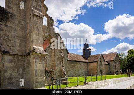 Kloster Walkenried das Kloster Walkenried ist eine ehemalige Zisterzienserabtei in Walkenried, gelegen am Südrand des Harzes nahe dem Dreiländereck Niedersachsen Sachsen-Anhalt Thüringen. Der Gebäudekomplex umfasst die Ruine der Klosterkirche sowie das größtenteils erhaltene gotische Klausurgebäude. Dieses wurde 2006 zum Zisterziensermuseum Kloster Walkenried ausgebaut. Seit 2010 gehört die Klosteranlage als Teil der Stätte Bergwerk Rammelsberg, Altstadt von Goslar und Oberharzer Wasserwirtschaft zum UNESCO-Weltkulturerbe. Walkenried Niedersachsen Deutschland *** Walkenried Kloster Walkenrie Stockfoto