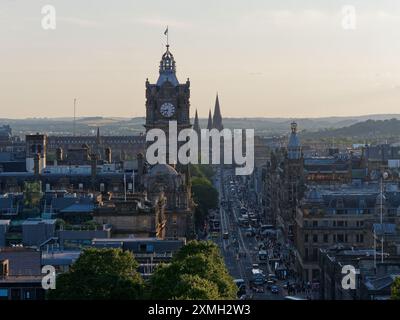 Balmoral Hotel Clock Tower und Princes Street vom Calton Hill in Edinburgh, Hauptstadt Schottlands, 27. Juli 2024 Stockfoto