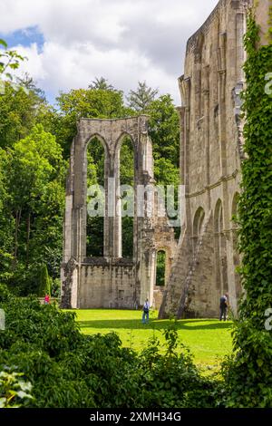 Kloster Walkenried das Kloster Walkenried ist eine ehemalige Zisterzienserabtei in Walkenried, gelegen am Südrand des Harzes nahe dem Dreiländereck Niedersachsen Sachsen-Anhalt Thüringen. Der Gebäudekomplex umfasst die Ruine der Klosterkirche sowie das größtenteils erhaltene gotische Klausurgebäude. Dieses wurde 2006 zum Zisterziensermuseum Kloster Walkenried ausgebaut. Seit 2010 gehört die Klosteranlage als Teil der Stätte Bergwerk Rammelsberg, Altstadt von Goslar und Oberharzer Wasserwirtschaft zum UNESCO-Weltkulturerbe. Walkenried Niedersachsen Deutschland *** Walkenried Kloster Walkenrie Stockfoto