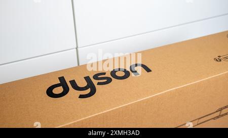 Jurmala, Lettland 07.07.2024: Dyson V15 Detect absolute hoover Box mit Dyson Logo. Stockfoto