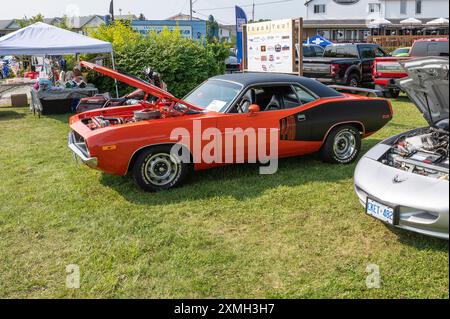 Hilton Beach, Ontario, Kanada - 27. Juli 2024: 1970 Plymouth Barracuda auf der Classic Car Show. Vollständige Seitenansicht mit offener Motorhaube. Stockfoto