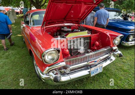 Hilton Beach, Ontario, Kanada - 27. Juli 2024: Bright Red 1957 Chevrolet Belair auf der Classic Car Show. Stockfoto