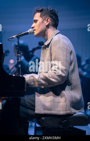 28. Juli 2024: Jordan Rakei Peforms mit Royal Northern Sinfonia im Rahmen der BBC Proms 2024 im Glasshouse International Centre for Music in Gateshead. Foto: Thomas Jackson / Alamy Live News Stockfoto