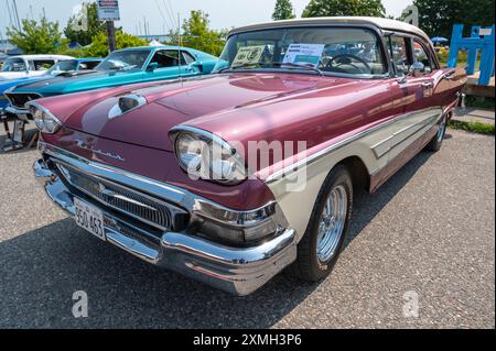 Hilton Beach, Ontario, Kanada - 27. Juli 2024: Red & White 1958 Mercury Meteor auf der Classic Car Show Stockfoto