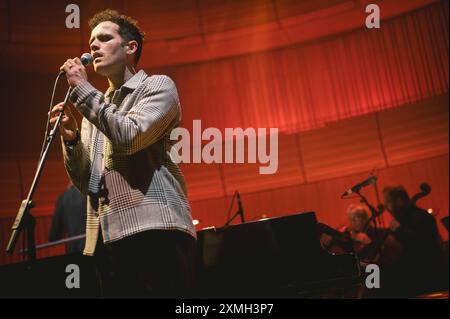 28. Juli 2024: Jordan Rakei Peforms mit Royal Northern Sinfonia im Rahmen der BBC Proms 2024 im Glasshouse International Centre for Music in Gateshead. Foto: Thomas Jackson / Alamy Live News Stockfoto