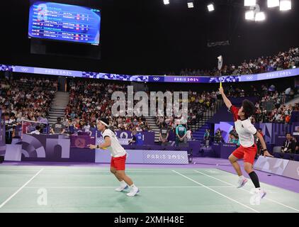 Paris, Frankreich. Juli 2024. Apriyani Rahayu (L)/Siti Fadia Silva Ramadhanti aus Indonesien treten während der Badminton-Doppel-Gruppenspielgruppe Ein Spiel der Olympischen Spiele 2024 in Paris, Frankreich, am 28. Juli 2024 an. Quelle: Chen Bin/Xinhua/Alamy Live News Stockfoto