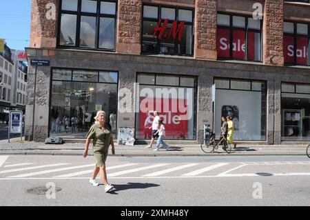 Kopenhagen/Dänemark/28. juli 2024/Verkauf bis zu 7=Prozent im schwedischen Einzelhandelsgeschäft H&M in Kopenhagen. (Foto. Francis Joseph Dean/Dean Pictures) (nicht für kommerzielle Zwecke) Stockfoto