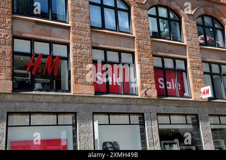 Kopenhagen/Dänemark/28. juli 2024/Verkauf bis zu 7=Prozent im schwedischen Einzelhandelsgeschäft H&M in Kopenhagen. (Foto. Francis Joseph Dean/Dean Pictures) (nicht für kommerzielle Zwecke) Stockfoto