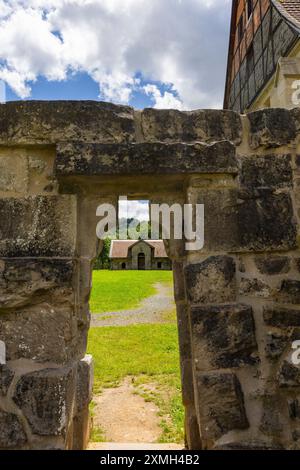 Kloster Walkenried das Kloster Walkenried ist eine ehemalige Zisterzienserabtei in Walkenried, gelegen am Südrand des Harzes nahe dem Dreiländereck Niedersachsen Sachsen-Anhalt Thüringen. Der Gebäudekomplex umfasst die Ruine der Klosterkirche sowie das größtenteils erhaltene gotische Klausurgebäude. Dieses wurde 2006 zum Zisterziensermuseum Kloster Walkenried ausgebaut. Seit 2010 gehört die Klosteranlage als Teil der Stätte Bergwerk Rammelsberg, Altstadt von Goslar und Oberharzer Wasserwirtschaft zum UNESCO-Weltkulturerbe. Walkenried Niedersachsen Deutschland *** Walkenried Kloster Walkenrie Stockfoto