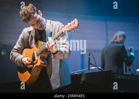 28. Juli 2024: Jordan Rakei Peforms mit Royal Northern Sinfonia im Rahmen der BBC Proms 2024 im Glasshouse International Centre for Music in Gateshead. Foto: Thomas Jackson / Alamy Live News Stockfoto