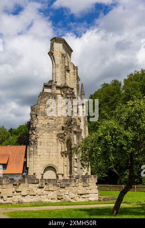 Kloster Walkenried das Kloster Walkenried ist eine ehemalige Zisterzienserabtei in Walkenried, gelegen am Südrand des Harzes nahe dem Dreiländereck Niedersachsen Sachsen-Anhalt Thüringen. Der Gebäudekomplex umfasst die Ruine der Klosterkirche sowie das größtenteils erhaltene gotische Klausurgebäude. Dieses wurde 2006 zum Zisterziensermuseum Kloster Walkenried ausgebaut. Seit 2010 gehört die Klosteranlage als Teil der Stätte Bergwerk Rammelsberg, Altstadt von Goslar und Oberharzer Wasserwirtschaft zum UNESCO-Weltkulturerbe. Walkenried Niedersachsen Deutschland *** Walkenried Kloster Walkenrie Stockfoto