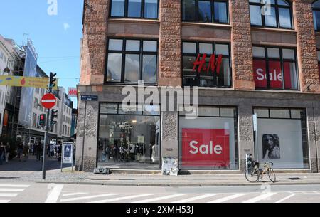 Kopenhagen/Dänemark/28. juli 2024/Verkauf von bis zu 7 Prozent im schwedischen Einzelhandelsgeschäft H&M in Kopenhagen. Foto. Bilder von Francis Joseph Dean/Dean sind nicht für kommerzielle Zwecke bestimmt Stockfoto
