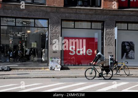 Kopenhagen/Dänemark/28. juli 2024/Verkauf von bis zu 7 Prozent im schwedischen Einzelhandelsgeschäft H&M in Kopenhagen. Foto. Bilder von Francis Joseph Dean/Dean sind nicht für kommerzielle Zwecke bestimmt Stockfoto