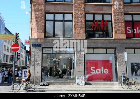 Kopenhagen/Dänemark/28. juli 2024/Verkauf von bis zu 7 Prozent im schwedischen Einzelhandelsgeschäft H&M in Kopenhagen. Foto. Bilder von Francis Joseph Dean/Dean sind nicht für kommerzielle Zwecke bestimmt Stockfoto