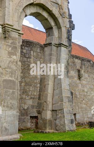 Kloster Walkenried das Kloster Walkenried ist eine ehemalige Zisterzienserabtei in Walkenried, gelegen am Südrand des Harzes nahe dem Dreiländereck Niedersachsen Sachsen-Anhalt Thüringen. Der Gebäudekomplex umfasst die Ruine der Klosterkirche sowie das größtenteils erhaltene gotische Klausurgebäude. Dieses wurde 2006 zum Zisterziensermuseum Kloster Walkenried ausgebaut. Seit 2010 gehört die Klosteranlage als Teil der Stätte Bergwerk Rammelsberg, Altstadt von Goslar und Oberharzer Wasserwirtschaft zum UNESCO-Weltkulturerbe. Walkenried Niedersachsen Deutschland *** Walkenried Kloster Walkenrie Stockfoto