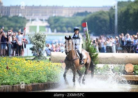 Juli 2024; Olympische Spiele in Paris, Paris, Frankreich, Tag 3; Pferdesport und Einzelreiter im Schloss Versailles, Rosalind Canter von Großbritannien im Wasser Stockfoto