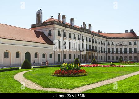 Die architektonischen Schönheiten des Hofes der Burg Eszterházy in Fertőd, Ungarn Stockfoto