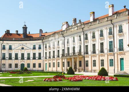 Die architektonischen Schönheiten des Hofes der Burg Eszterházy in Fertőd, Ungarn Stockfoto